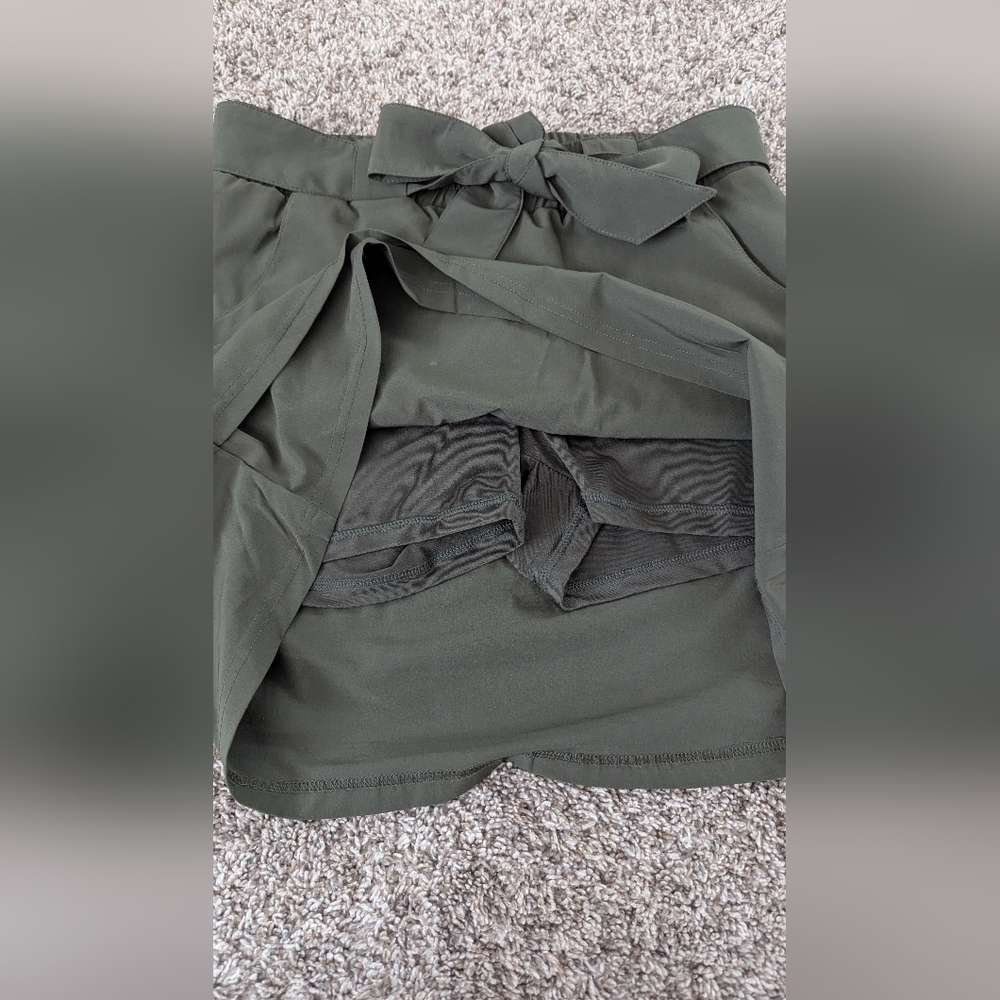 NWOT Army green women's golf skort with waist tie - Picture 4 of 6